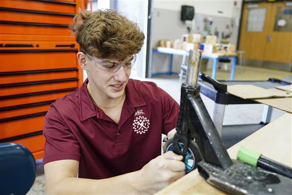 ENGINEERING RELATED TECHNOLOGY students working in lab